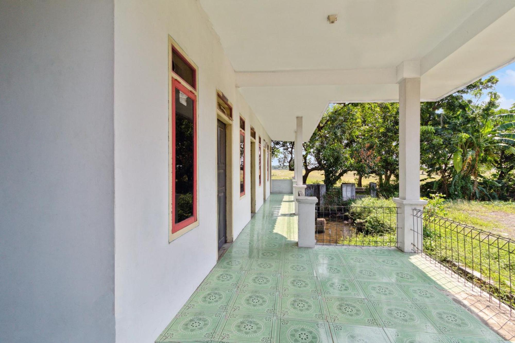 Spot On 92832 Al Mahira Syariah Hotel Majalengka Buitenkant foto