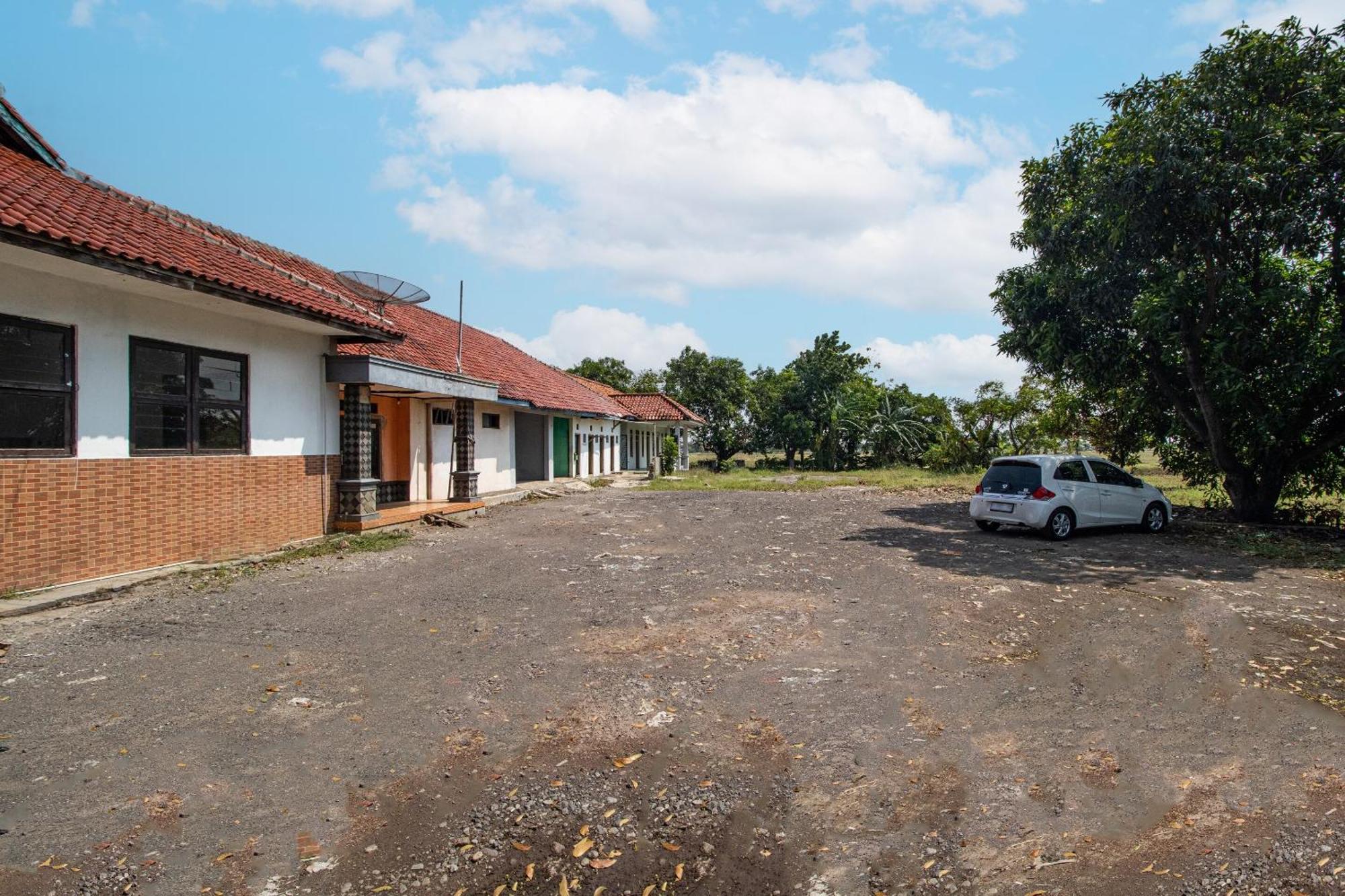 Spot On 92832 Al Mahira Syariah Hotel Majalengka Buitenkant foto